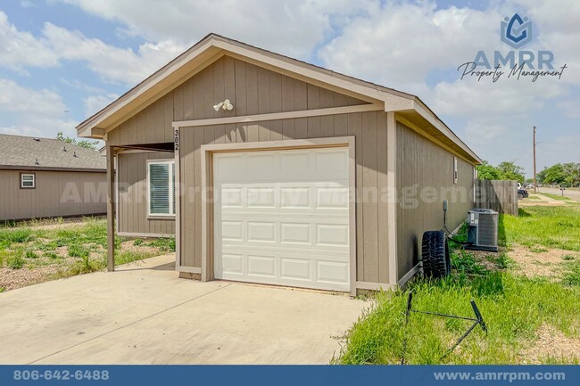 Building Photo - 3 Bedroom Home Available!