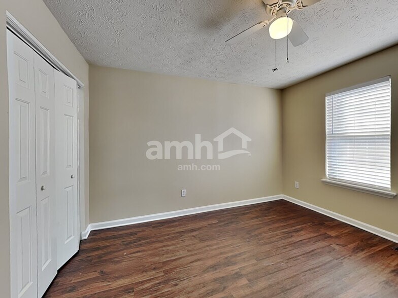 Building Photo - 227 Starlyn Dr