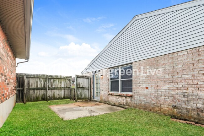 Building Photo - 8615 Baton Rouge Dr