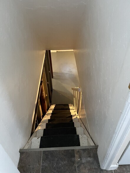 Stairs to lower level - 2522 Hancock St