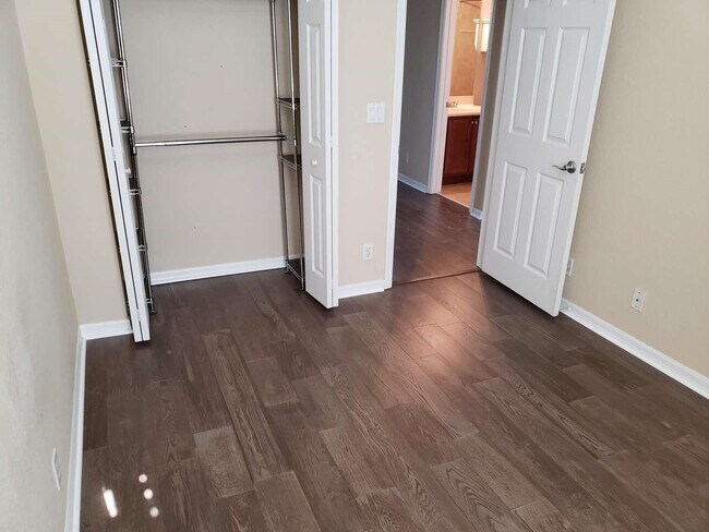 Building Photo - 123 E Royal Palm Cir