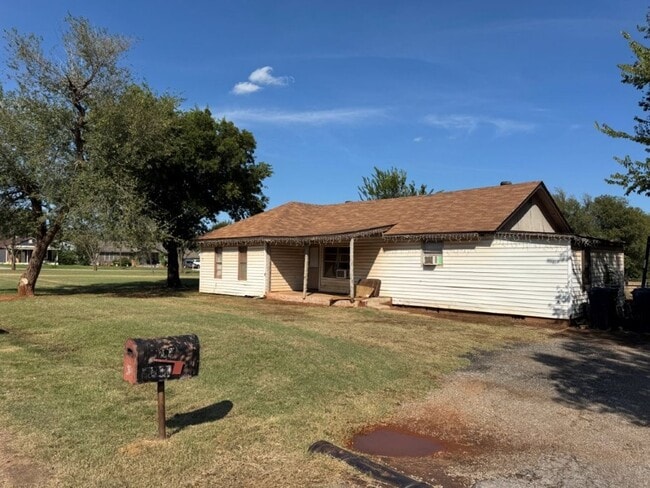 Primary Photo - 5 bed 1 bath in Okc! large, fenced yard, inside utility!