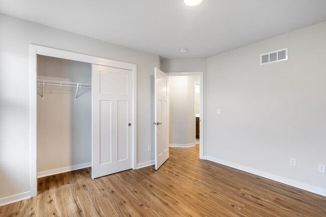 Building Photo - 670 Lambert Dr