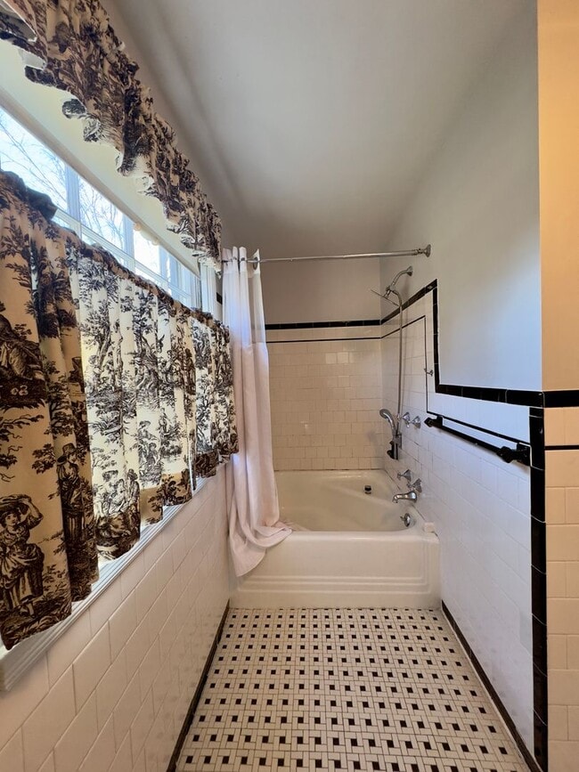 Building Photo - Charming 4 Bedroom/3.5 Bathroom Detached Home in Homeland, MD!