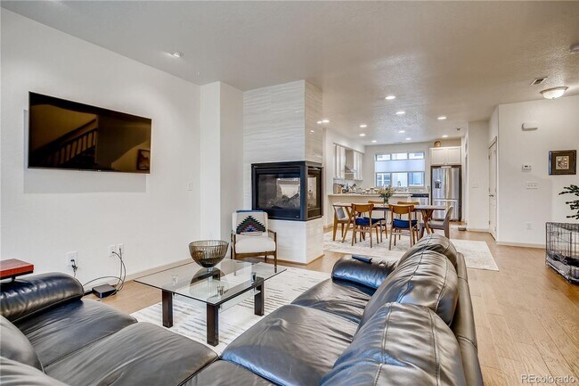 Building Photo - Gorgeous Townhouse in Breathtaking Solterr...