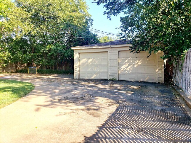 Building Photo - 2-Bedroom Duplex in Lakewood!