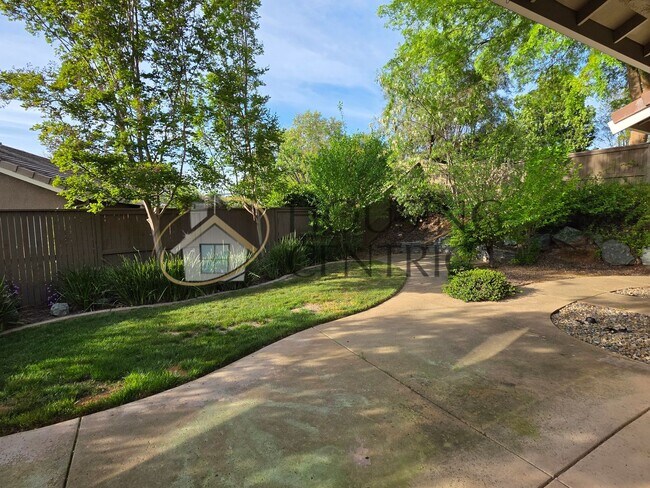 Building Photo - Beautiful Single Story Rental in Gated Serrano Community!