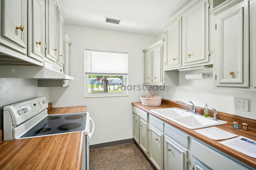 Building Photo - 4291 Porpoise Dr SE