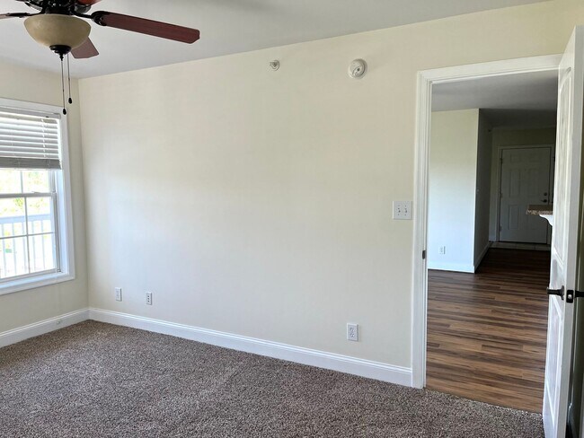 Building Photo - 3 bedroom, 2 bath condo with balcony, new floors, and new paint.