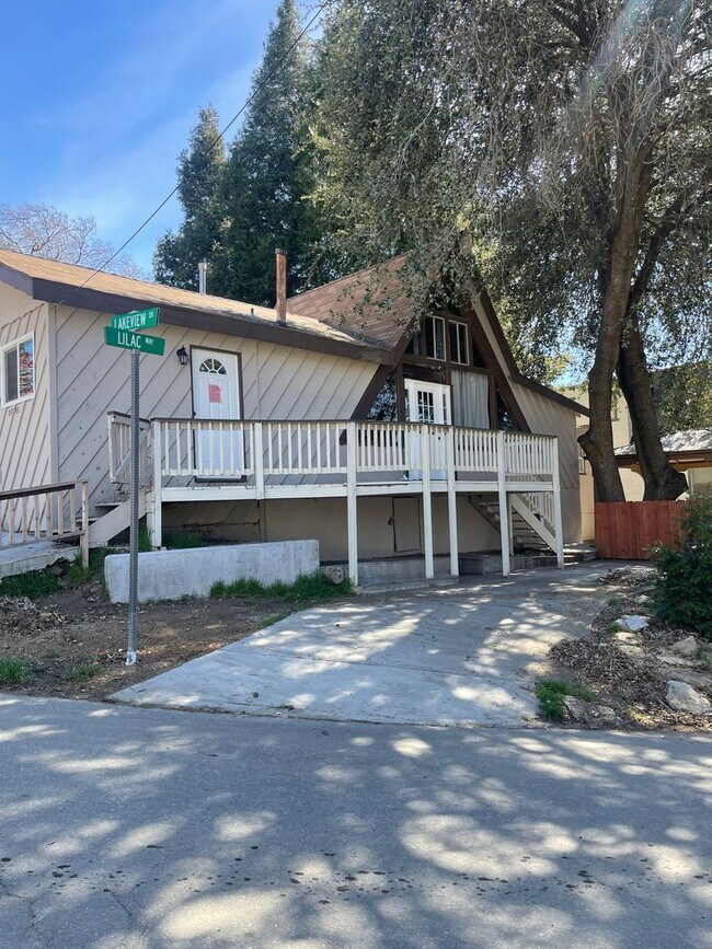 Building Photo - Minutes from Lake Arrowhead!