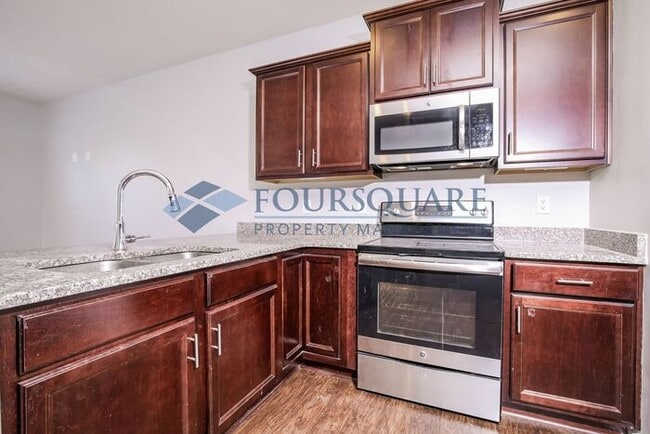 Building Photo - Conveniently Located Townhome With 3 Beds and 2.5 Baths