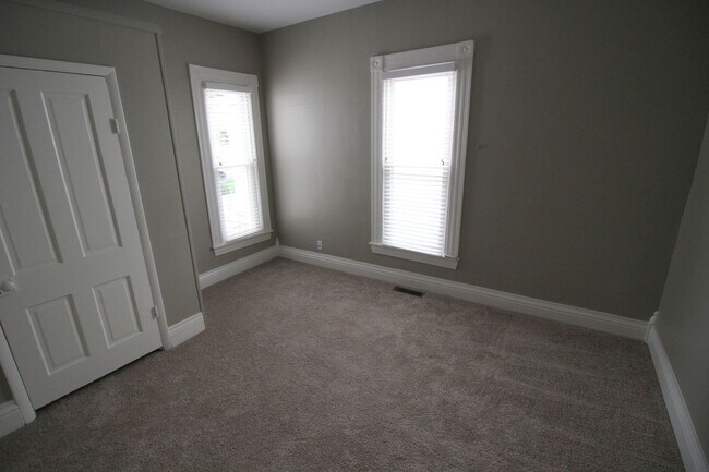 Building Photo - 3 bed 2 bath Campus Rental