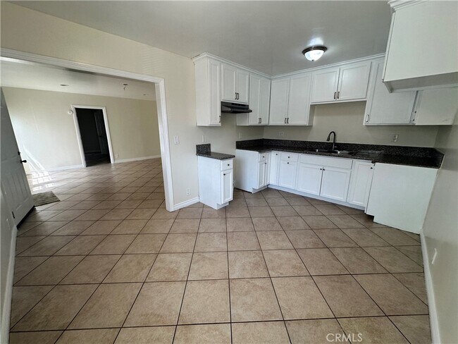 Building Photo - 10516 Clovis Ave