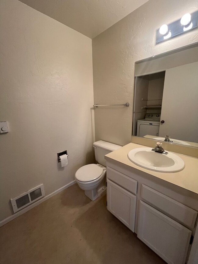 Building Photo - 3-Bedroom 1 1/2 Bathroom Condo in West Eugene