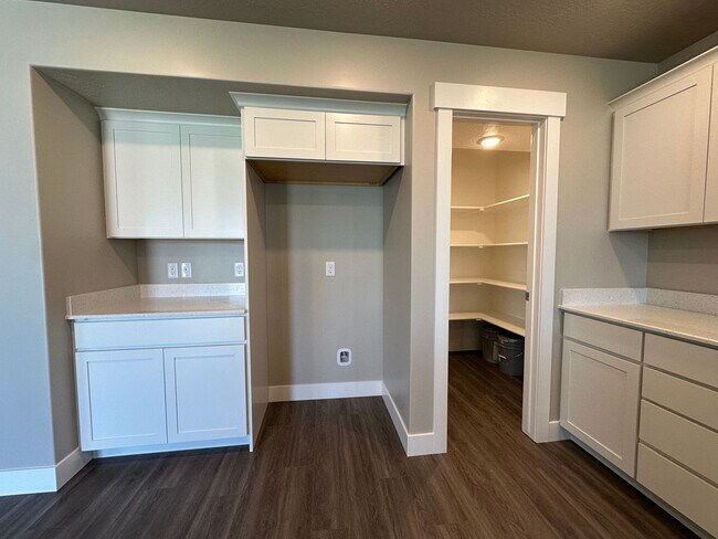 Building Photo - New Never Lived in Springville Townhome Fo...