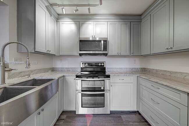 Building Photo - 3 br, 2.5 bath House - 4704 SW 67th Ave