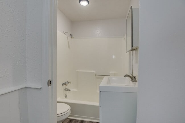 Building Photo - 1418 Maple St