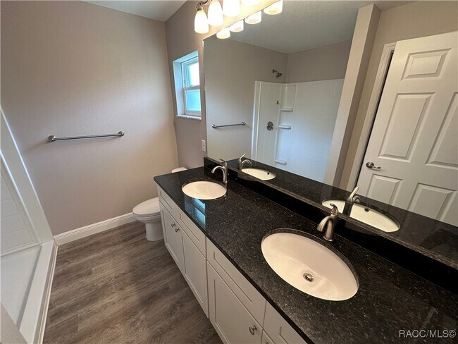 Building Photo - 2854 W Edison Pl