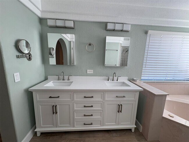 Building Photo - 4427 NE 5th St