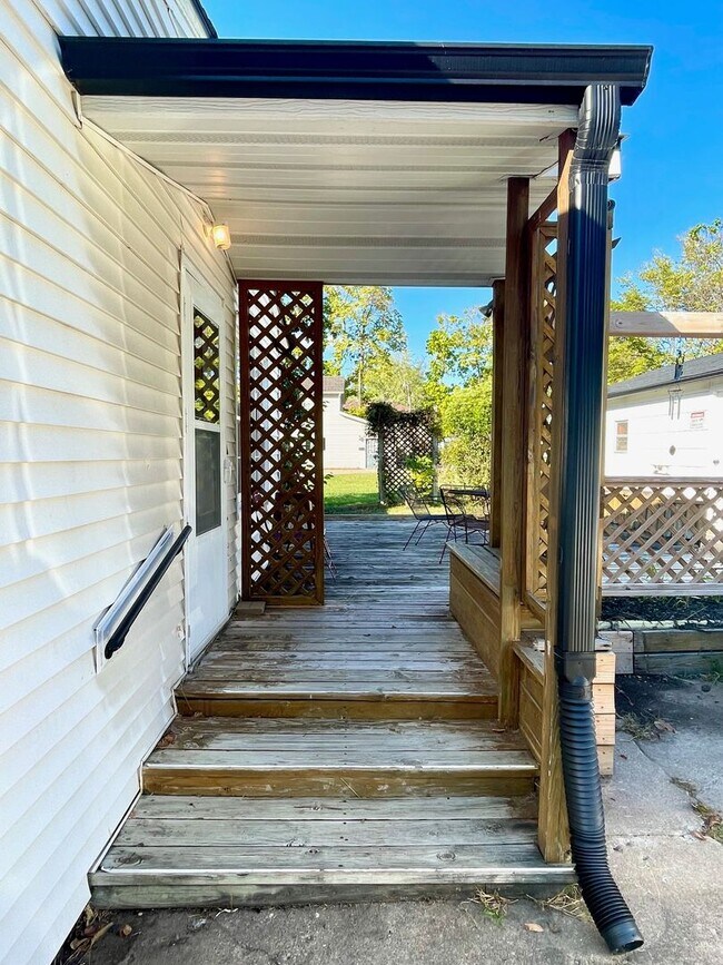 Building Photo - Very Unique 5 Bedroom Home on Large Lot