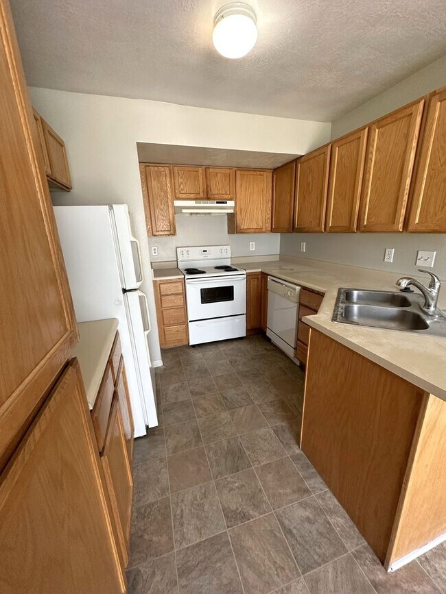 Building Photo - Move In This October – 3 Bed Duplex in Ogd...
