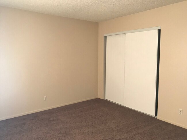 Building Photo - BEAUTIFUL 2 BEDS 1 1/2  BATHROOM APARTMENT