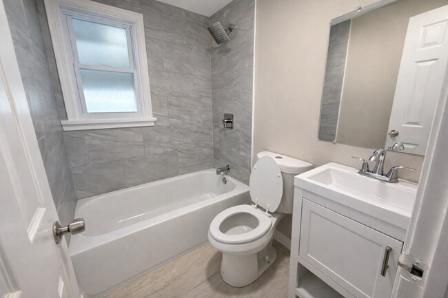 Building Photo - Charming Updated 2BR Rowhome with Modern Kitchen & Washer/Dryer