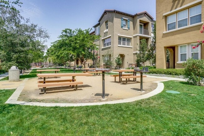 Building Photo - SAN JOSE - Well Maintained Tri-Level 2/2.5 Townhouse