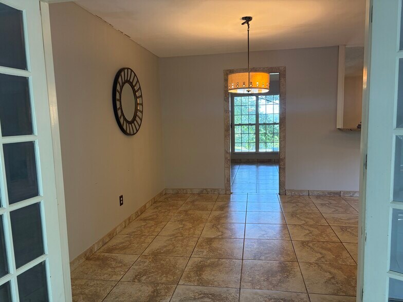 Building Photo - 4700 Rolling Green Dr