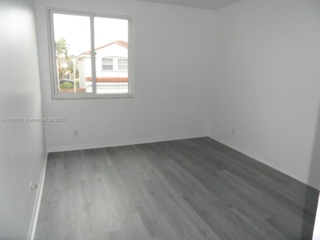 Building Photo - 1845 Vista Way