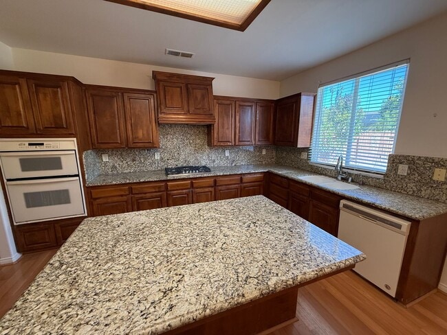 Building Photo - Spacious Single Family Home in Bakersfield...