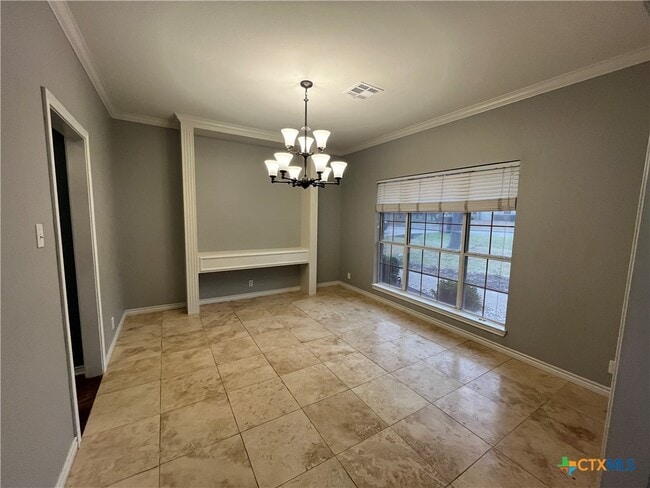 Building Photo - 2013 Highland Dr