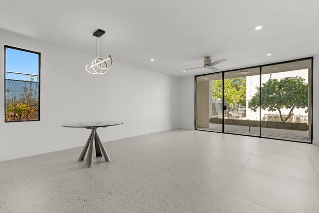 Building Photo - 1400 E Palm Canyon Dr