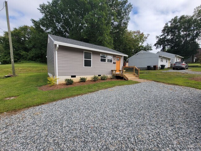 Building Photo - 2 Bedroom House