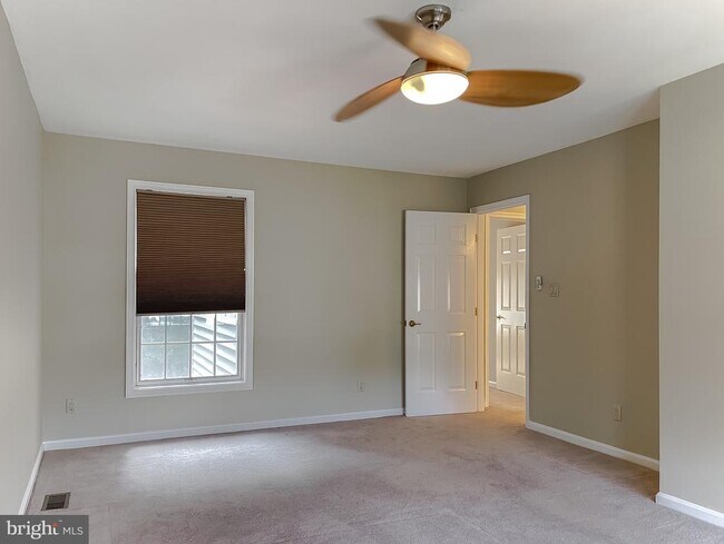 Building Photo - 48170 Livonia Cir