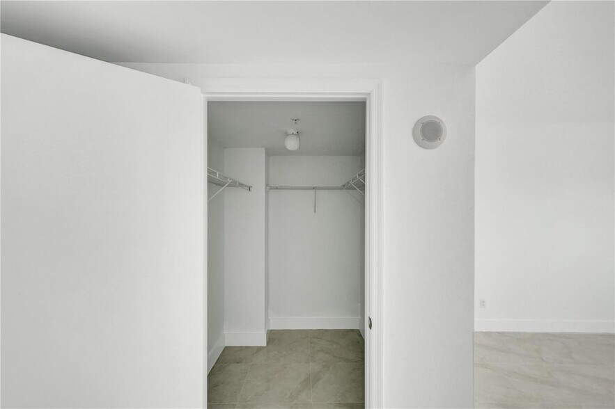 Building Photo - 14951 Royal Oaks Ln