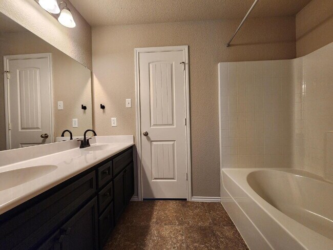 Building Photo - 4633 Stonehaven Dr