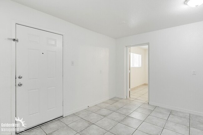 Building Photo - Single Level Spacious 2Bdm 1Ba Apartment i...