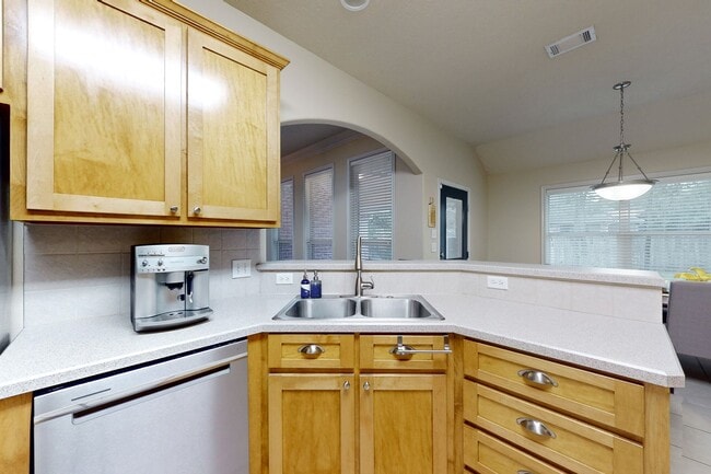 Building Photo - 3 bedroom, 2 bathroom home in the Castlega...