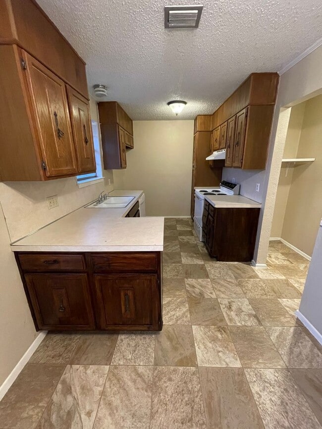 Building Photo - COMING SOON!  Family Home in Lawndale