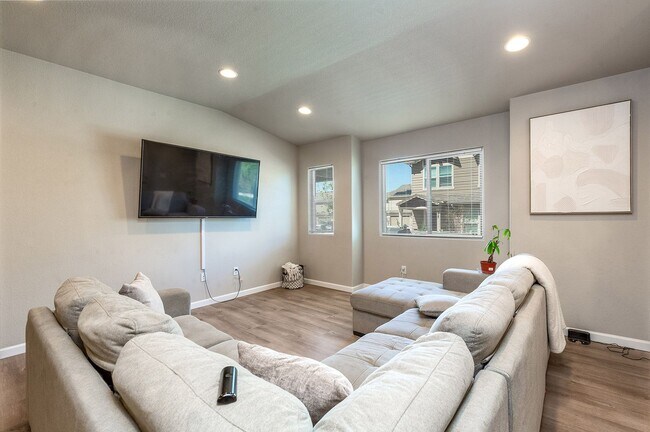Building Photo - Townhouse Unit for Rent