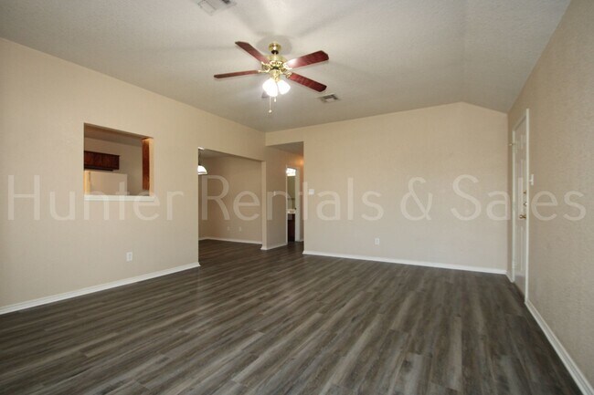 Building Photo - Spacious Duplex!