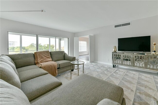 Building Photo - 2751 N Palm Aire Dr