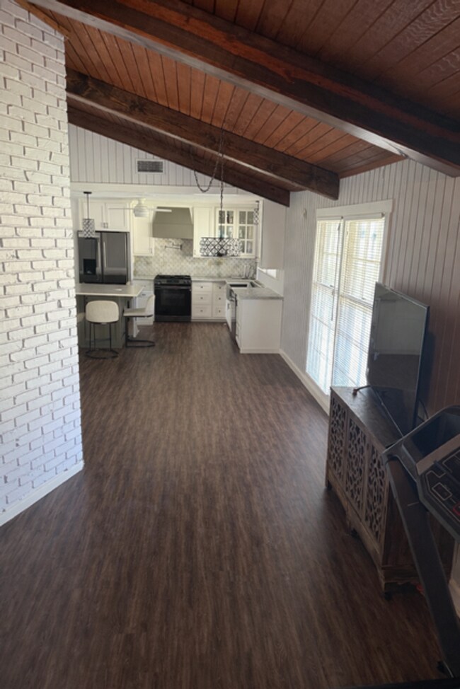 Building Photo - 902 N Texas St