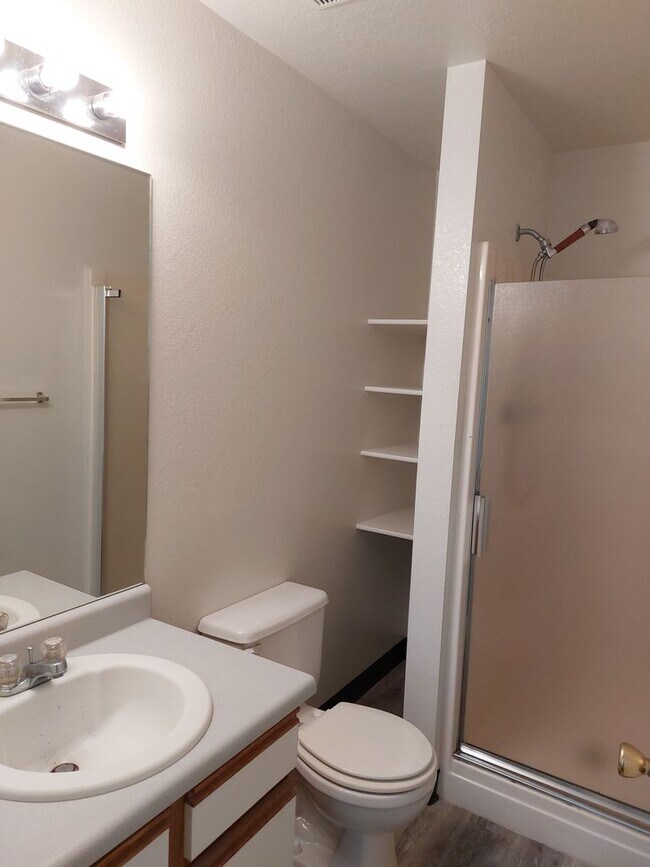 Building Photo - 4 bedroom