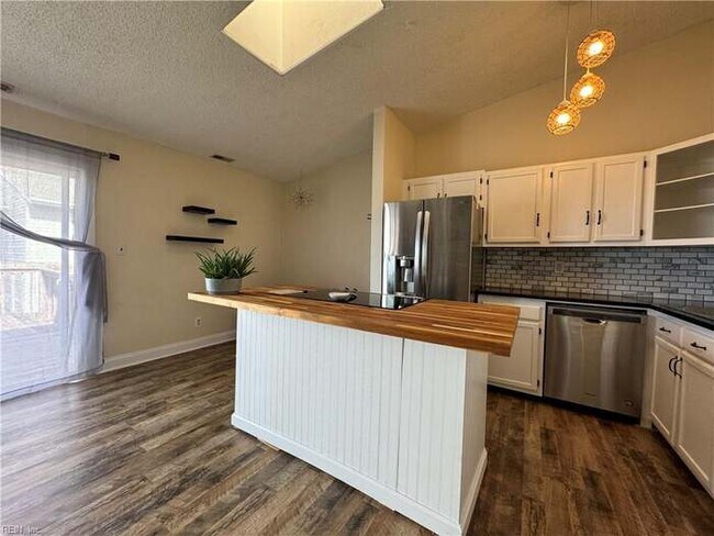 Building Photo - 9706 7th Bay St