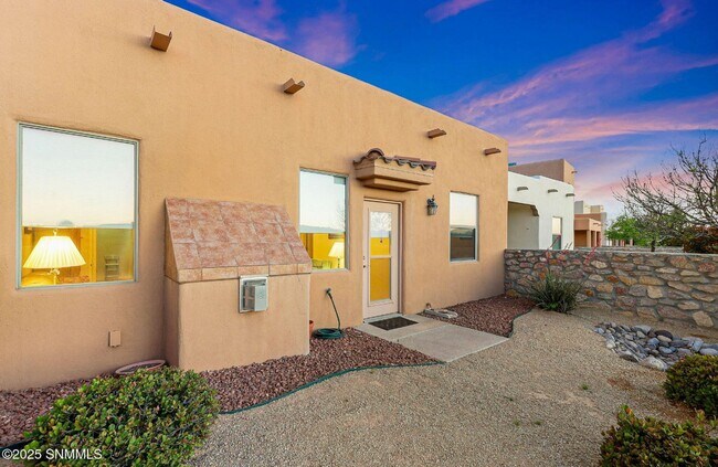 Building Photo - Gorgeous Townhouse in Pueblos at Alameda R...