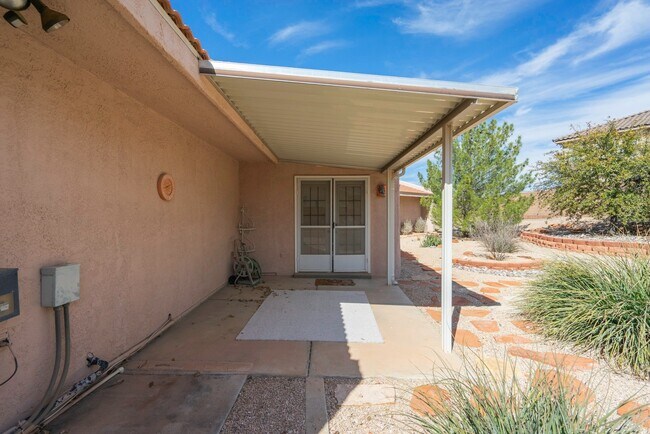 Building Photo - Spacious Stand Alone Home