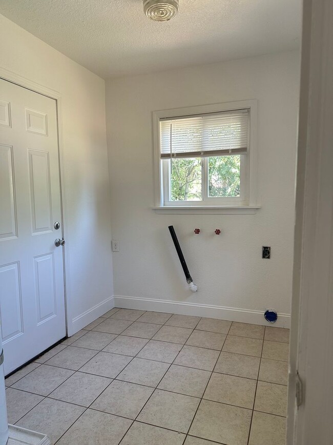 Building Photo - Well maintained home, recent upgrades, cut...