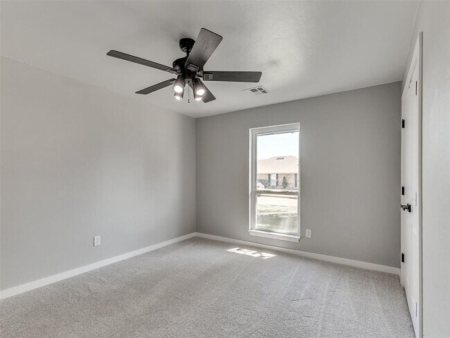 Building Photo - Look at this beautiful home!! 4 bed, 3 full baths!